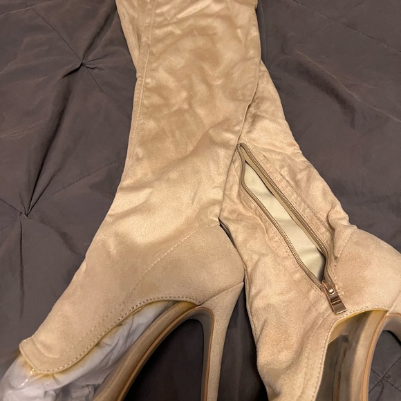 Thigh high cream high heeled boots never worn new in box. - Picture 3 of 8